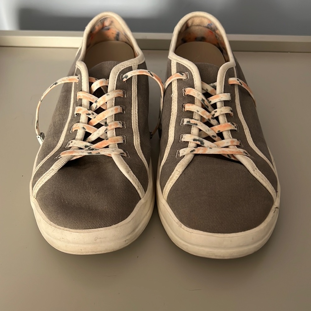 Women’s size 7 Hey dude karina.